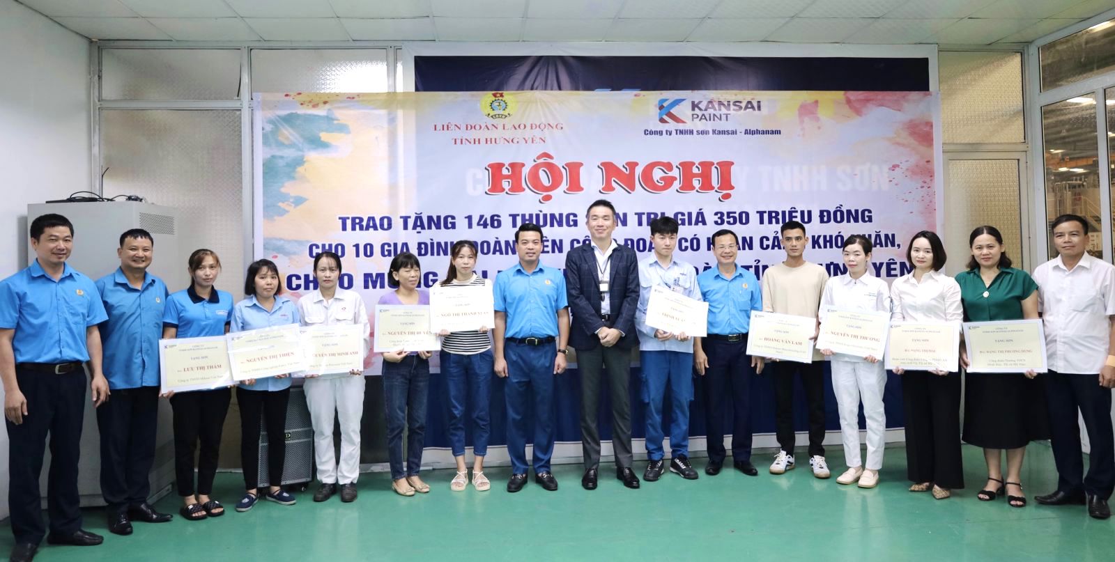 Lãnh đạo LĐLĐ tỉnh Hưng Yên và công ty trao tặng sơn cho đoàn viên có hoàn cảnh khó khăn. Ảnh: Huyền Trang