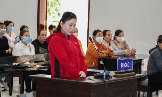 Bị cáo Võ Thị Huyền Trang tại phiên tòa xét xử về tội “lừa đảo chiếm đoạt tài sản”. Ảnh: Công an cung cấp