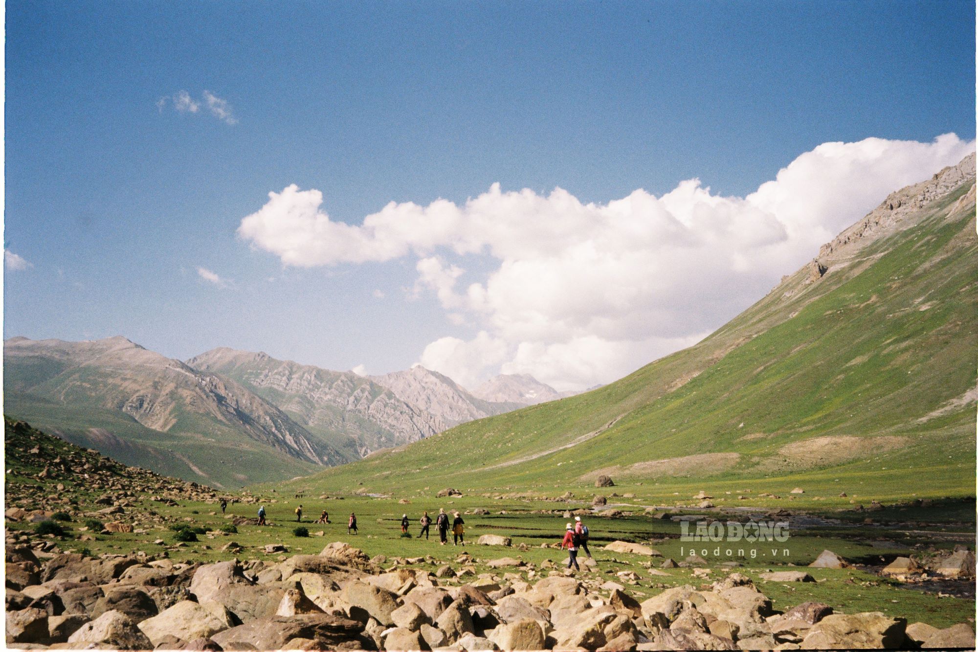 Dòng người đi trek giữa lòng thung lũng xanh mướt màu cỏ.  Mùa hè là mùa lý tưởng để trek ở Kashmir vì khí hậu thuận lợi, nhiệt độ rơi vào khoảng 5 - 20 độ C. Ban đêm có khu vực xuống 5 độ C thì bù lại ban ngày khi di chuyển phần lớn là trời nắng ấm, khô ráo.