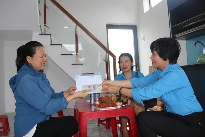 Lãnh đạo LĐLĐ Khánh Hòa bàn giao 50% kinh phí hỗ trợ đoàn viên Nguyễn Thị Tuyết Nga xây nhà mới. Ảnh: Phương Linh
