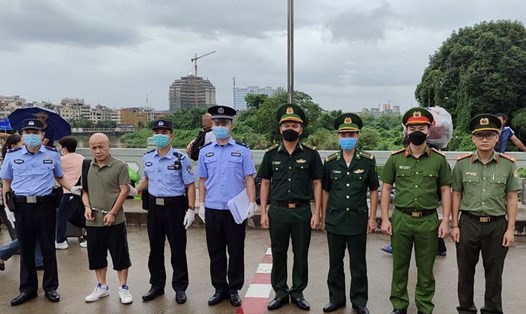 Ngày 14.9.2023, tại vạch phân quản Cửa khẩu Quốc tế Móng Cái (Cầu Bắc Luân 1) các lực lượng chức năng đã bàn giao Pan Ting cho Công an Trung Quốc. Ảnh: Công An Quảng Ninh