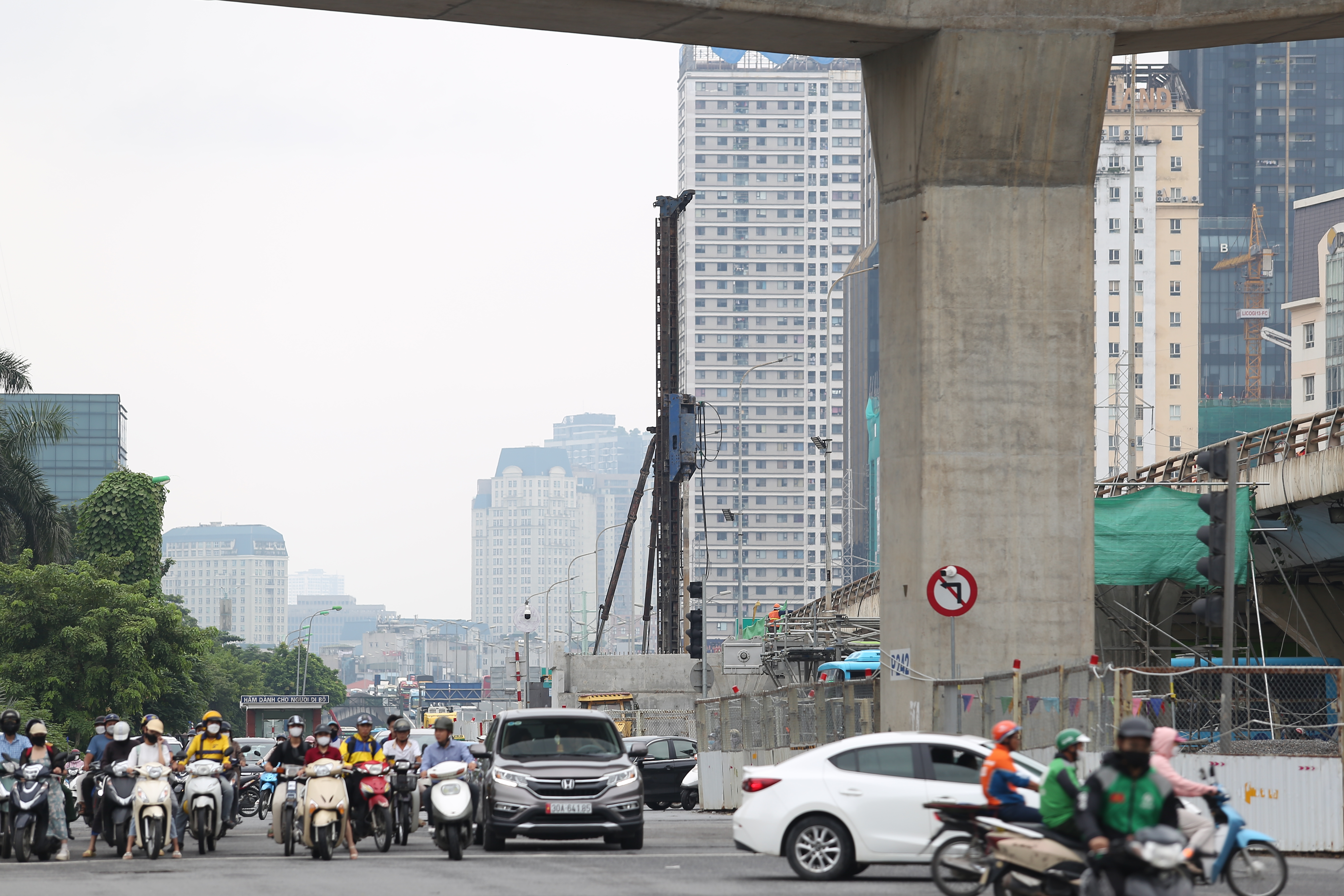 Dự án xây dựng 2 cầu đô thị tại nút giao Mai Dịch thuộc dự án xây dựng cầu cạn Mai Dịch - Nam Thăng Long – Vành đai 3 Hà Nội. Ảnh: Vĩnh Hoàng