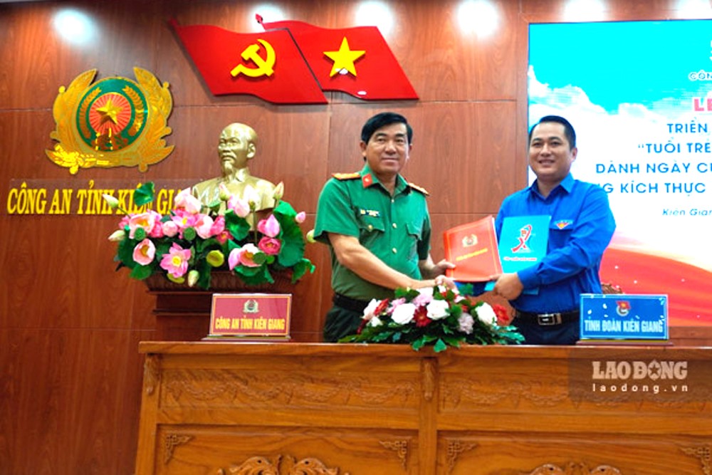 Công an tỉnh và Tỉnh đoàn Kiên Giang thống nhất ban hành và ký kết Quy chế phối hợp giữa 2 bên. Ảnh: Nguyên Anh
