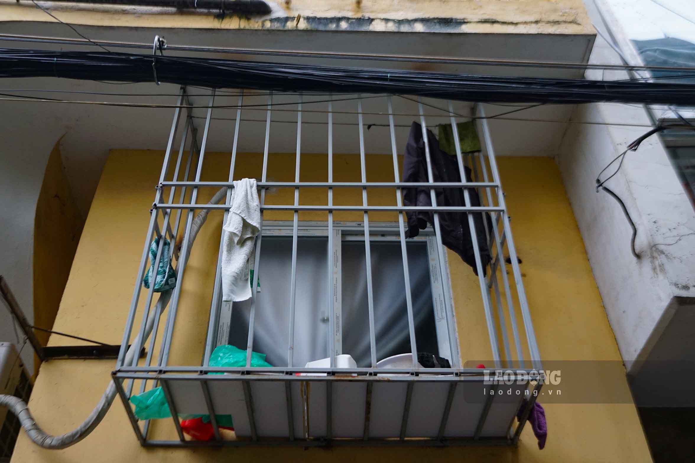 Chuồng cọp quây kín cửa sổ một căn chung cư mini tại Khương Hạ.