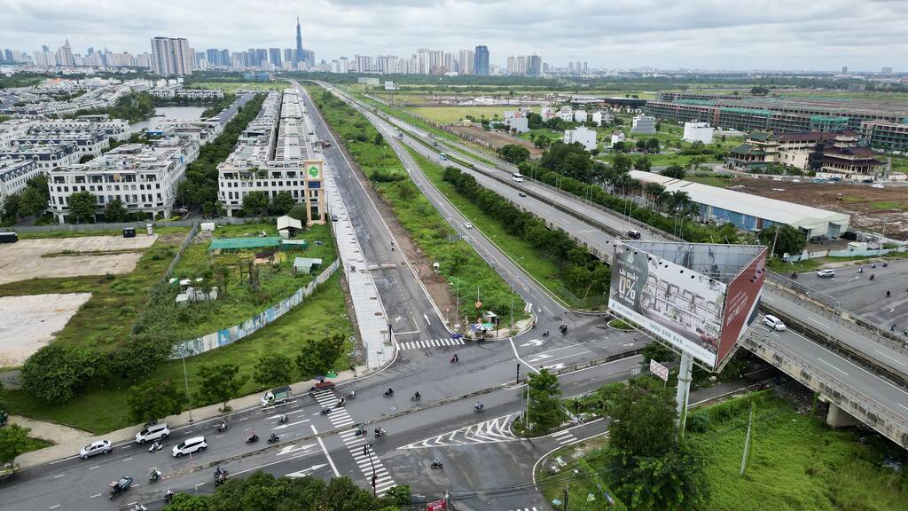 Ngoài ra, tổ chức giao thông tại 2 nút giao đường Đỗ Xuân Hợp - đường song hành, đường Nguyễn Thị Định - đường song hành bằng hệ thống đèn tín hiệu giao thông, hoạt động theo chế độ xanh, vàng, đỏ.