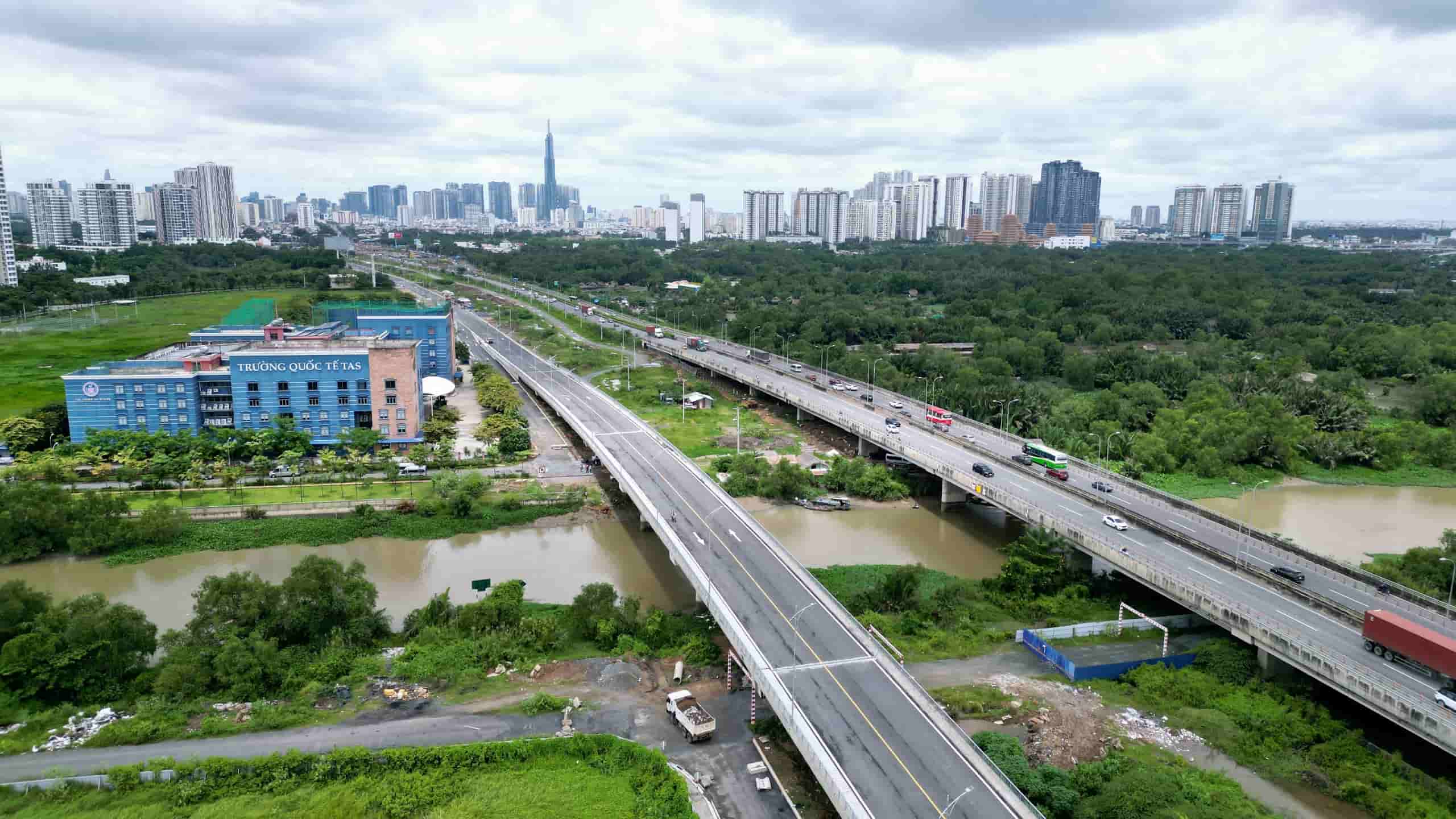 Cùng với tuyến đường, dự án còn xây ba cầu gồm Bà Dạt, Mương Kênh, Bà Hiện có tổng chiều dài khoảng 567 m. Ngày 25/7, cầu Mương Kênh (360 m, dài nhất) đã hoàn thiện so với thời điểm tháng 4 năm ngoái.