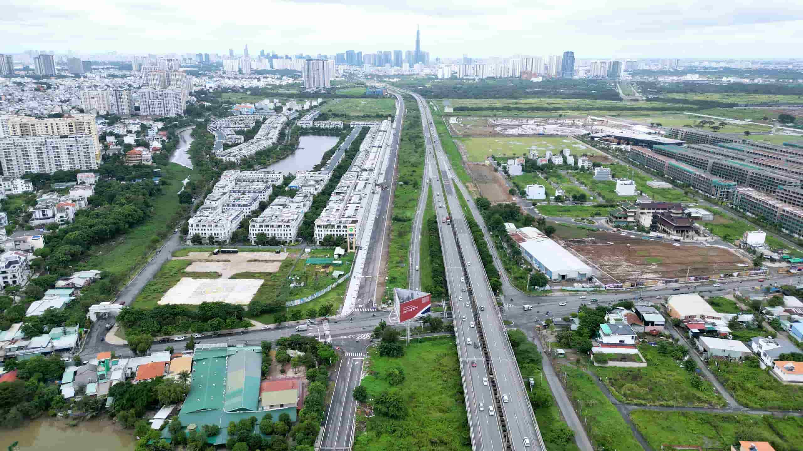 Đường song hành cao tốc TP HCM - Long Thành (ngoài cùng bên trái) khởi công tháng 4/2017 theo hợp đồng BT (xây dựng - chuyển giao), tổng mức đầu tư 869 tỷ đồng, dự kiến hoàn thành sau hai năm. Tuy nhiên, dự án bị vướng mặt bằng cũng như thủ tục thanh toán theo hợp đồng BT nên chậm tiến độ.