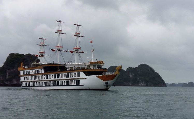 Tàu du lịch trên vịnh Hạ Long. Ảnh: Nguyễn Hùng