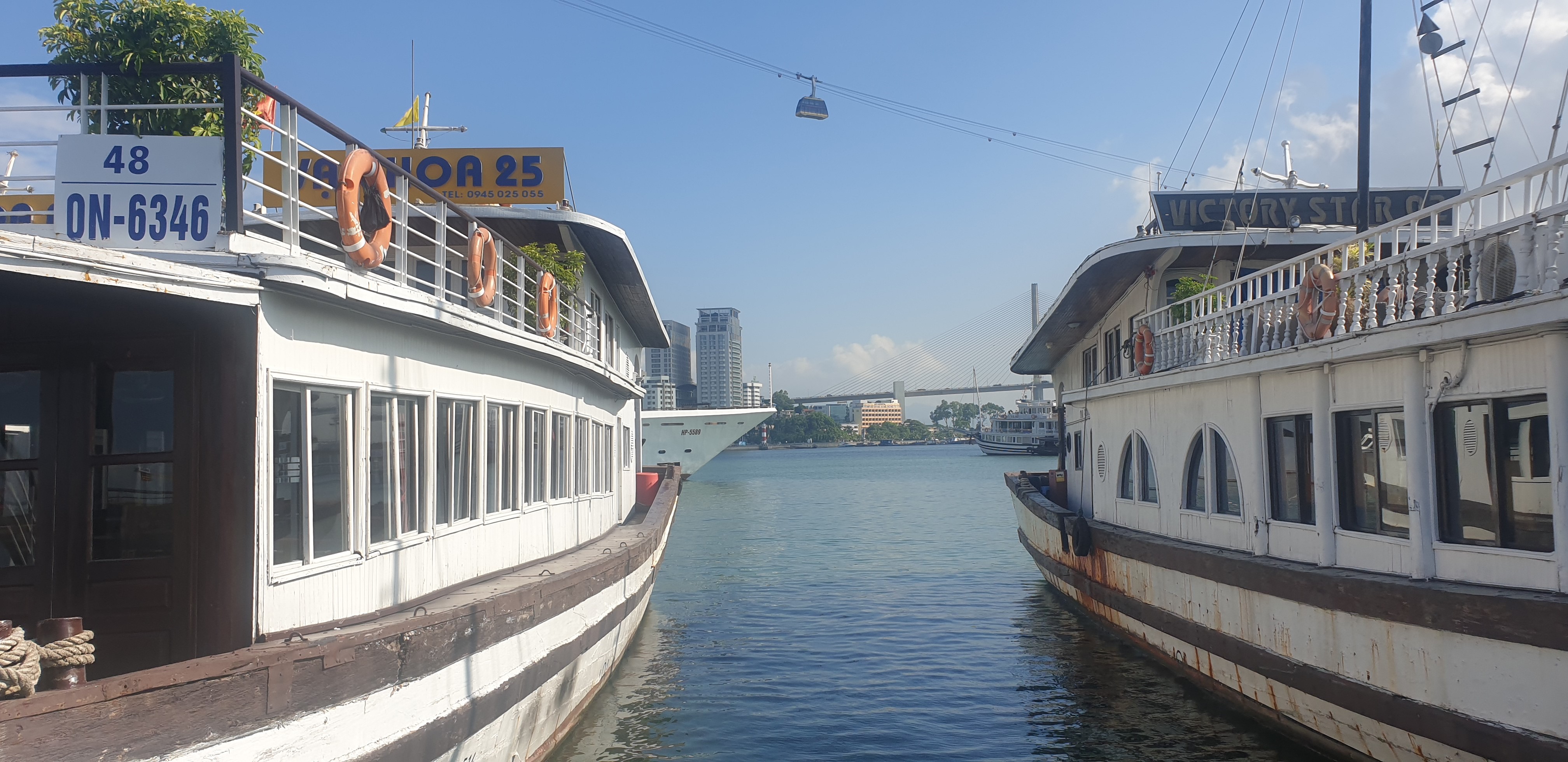 Tàu du lịch vịnh Hạ Long. Ảnh: Nguyễn Hùng