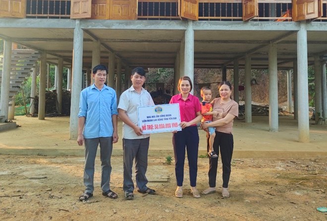 Trao Mái ấm Công đoàn hỗ trợ đoàn viên có hoàn cảnh khó khăn ở Yên Bái. Ảnh: LĐLĐ Yên Bái.