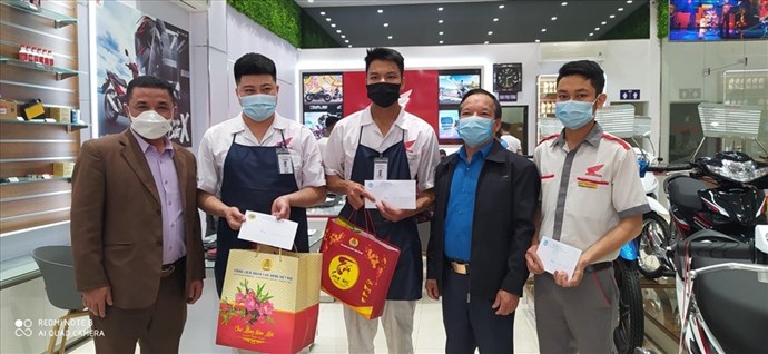 Lãnh đạo LĐLĐ huyện Văn Yên trao quà tết đến công nhân, người lao động có hoàn cảnh khó khăn trên địa bàn. Ảnh: LĐLĐ Yên Bái.