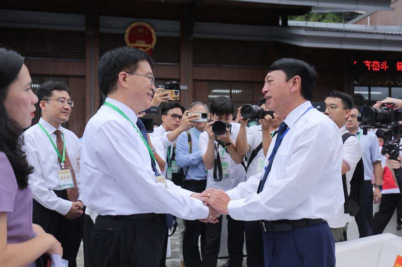 Đại diện chính quyền 2 tỉnh có những trao đổi thân mật. Ảnh: Tân Văn.