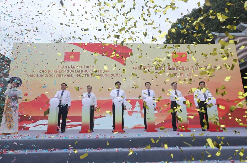 Các đại biểu ấn nút khai mạc buổi lễ. Ảnh: Tân Văn.