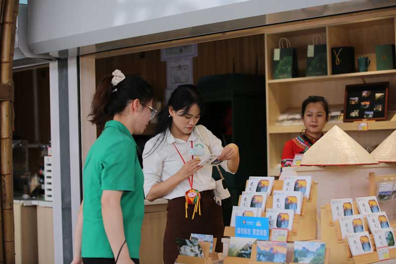 Du khách Việt Nam (áo trắng) tham quan tại khu thắng cảnh Đức Thiên. Ảnh: Tân Văn.