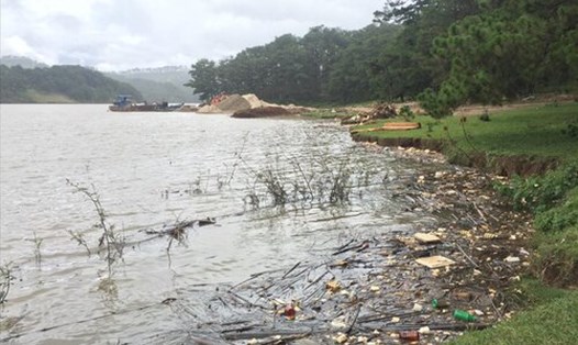 Nhiều nguyên nhân dẫn đến tình trạng ô nhiễm nguồn nước tại Lâm Đồng. Ảnh: Minh Phạm
