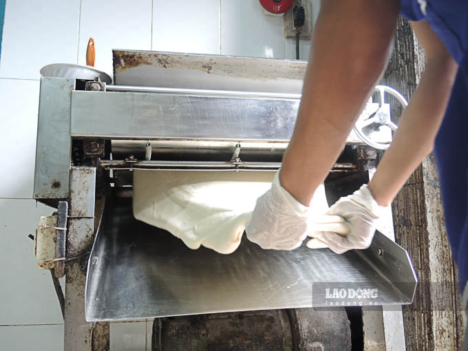 Công đoạn cán bột để làm vỏ bánh, cán càng nhiều thì vỏ bánh khi chín sẽ được nhiều lớp. Hiện nay vỏ bánh khi thành phẩm khoảng 3,4 lớp
