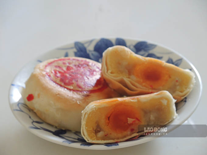 Bánh Pía một loại bánh ngọt do người Minh Hương di cư sang Việt Nam từ thế kỷ XVI mang theo. Bánh Pía có nguồn gốc từ bánh Trung Thu của người Triều Châu. Từ ''Pía'' có gốc từ tiếng Triều Châu, ''Pi-é'' có nghĩa là bánh. Trước đây việc làm bánh Pía hoàn toàn mang tính thủ công, tất cả các quy trình làm ra chiến bánh Pía đều bằng tay và các lò bánh Pía tập trung nhiều ở xã Phú Tâm, huyện Châu Thành, tỉnh Sóc Trăng (tên dân gian gọi là Vũng Thơm). Vì vỏ bánh Pía có cấu trúc nhiều lớp da mỏng xếp chồng lên nhau và có thể lột dễ dàng ra từng lớp nên được cộng đồng các dân tộc ở Nam Bộ gọi với cái tên khác là “Bánh lột da“.   