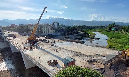 Dự án xây dựng cầu Thanh Bình bắc qua sông Nậm Rốm đang bị chậm tiến độ do thiếu vốn. Ảnh: Văn Thành Chương