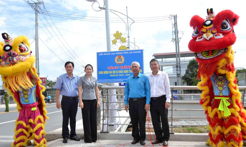 Gắn biển công trình chào mừng Đại hội Công đoàn tỉnh An Giang cho công trình “Cầu Kênh Xáng - ĐT.946”. Ảnh: Lâm Điền 