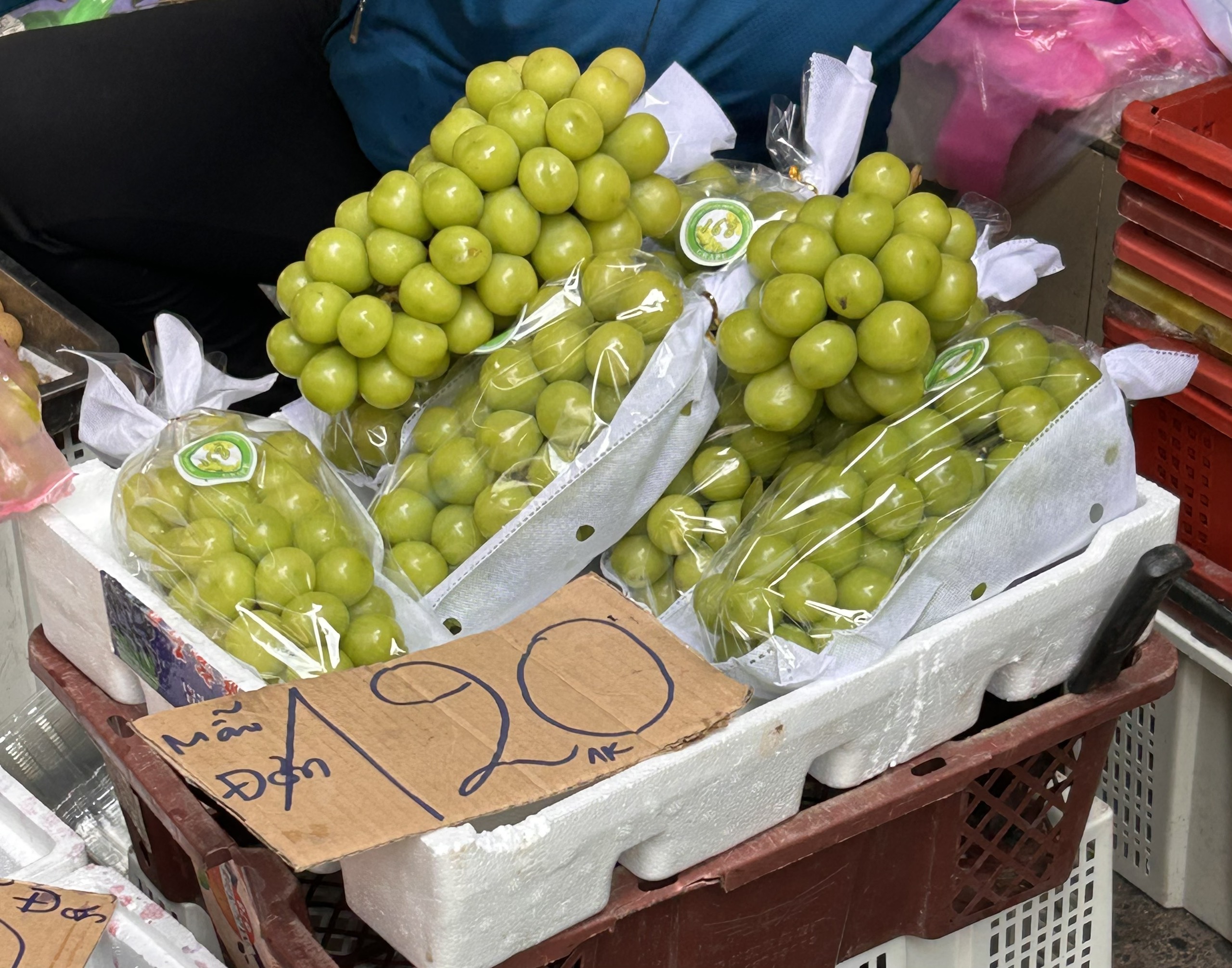 Nho mẫu đơn được bày bán tại các sạp hàng ở chợ truyền thống TPHCM. Ảnh: Hạ Mây