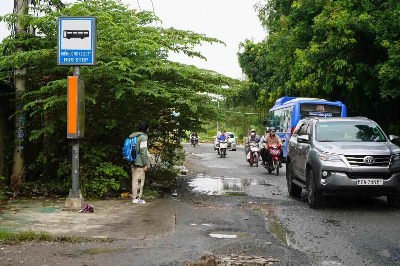 Bạn Lê Thị Hồng, sinh viên Đại học Khoa học Xã hội và Nhân văn TPHCM, chia sẻ, bạn thường đón xe buýt trên đường D621, đoạn đường nhiều ổ gà, những ngày mưa đoạn đường này đầy sình lầy khiến người dân và sinh viên đi lại khó khăn.