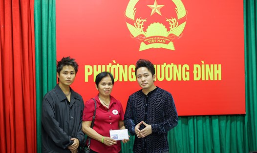 Ca sĩ Tùng Dương và nhạc sĩ Tăng Duy Tân hỗ trợ các nạn nhân vụ cháy chung cư mini tại Hà Nội. Ảnh: Hải Dương 