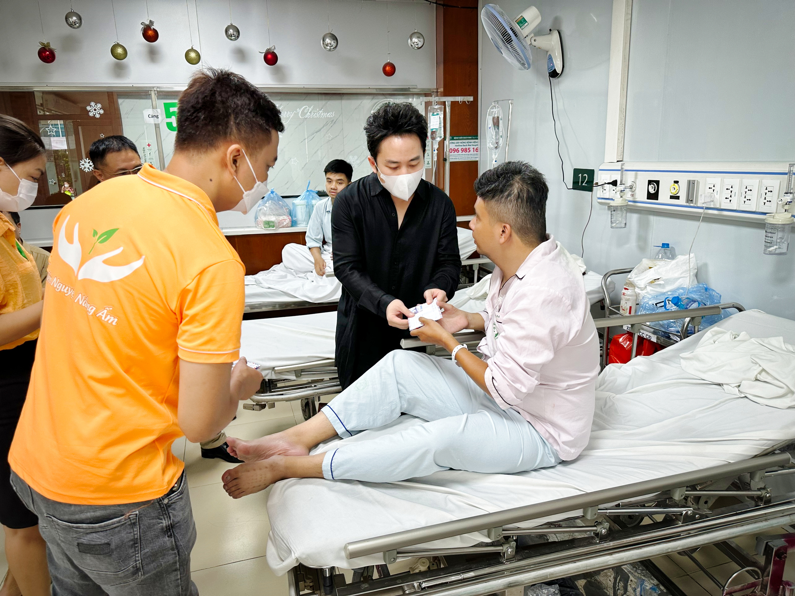 Nam ca sĩ Tùng Dương cũng đến bệnh viện thăm hỏi các nạn nhân. Ảnh: Hải Dương