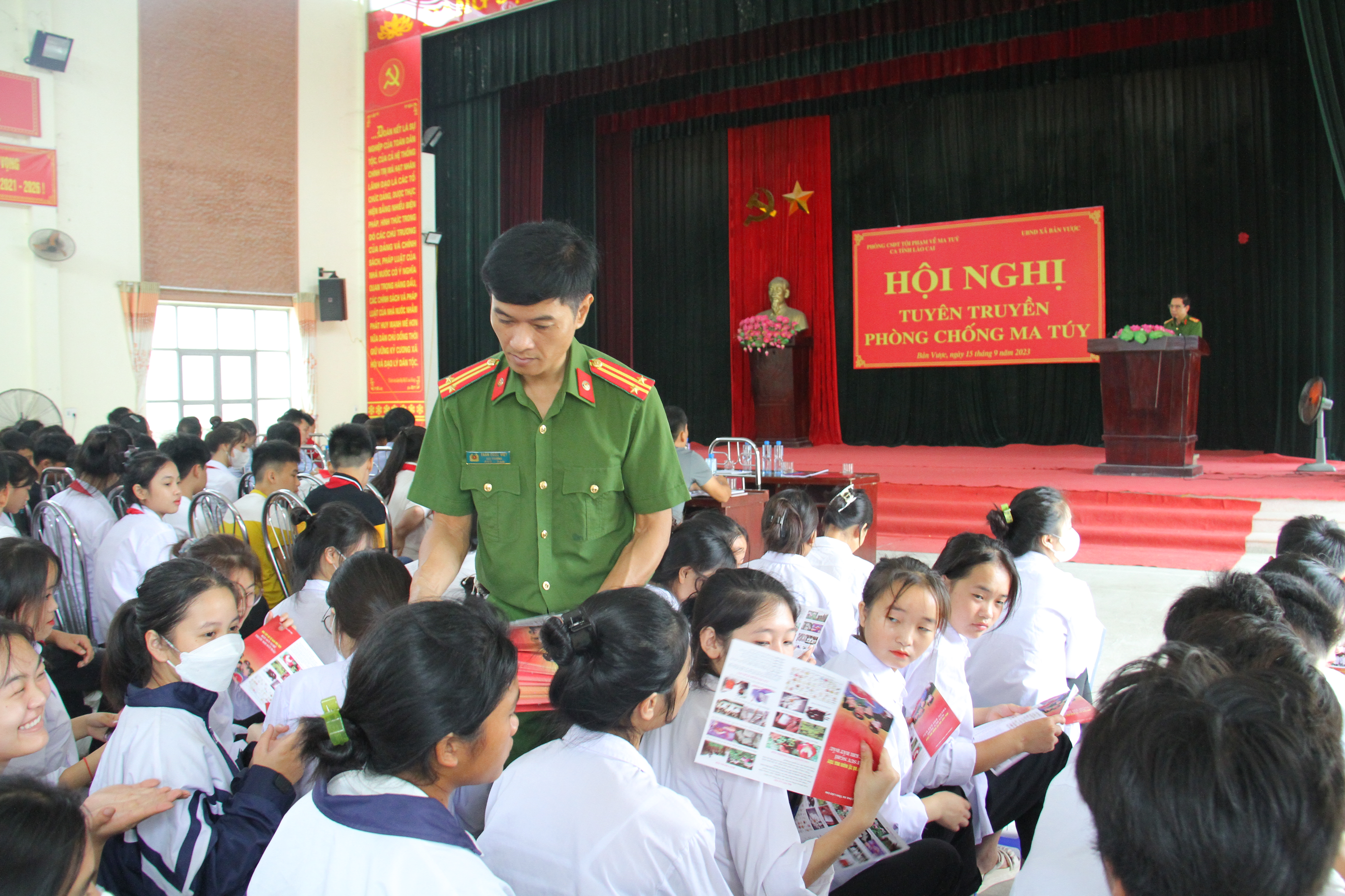 Phát tờ rơi tuyên truyền phòng chống ma túy cho học sinh vùng sâu, vùng xa. Ảnh: Công an Lào Cai