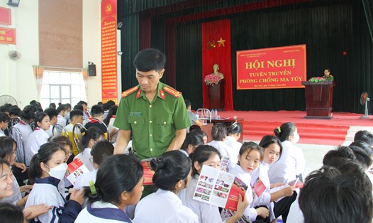 Phát tờ rơi tuyên truyền phòng chống ma túy cho học sinh vùng sâu, vùng xa. Ảnh: Công an Lào Cai