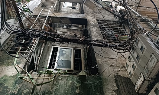 Thang dây thoát hiểm được nhiều hộ dân, lực lượng chức năng sử dụng trong vụ cháy chung cư mini ở phường Khương Hạ (Hà Nội). Ảnh: Lan Nhi 