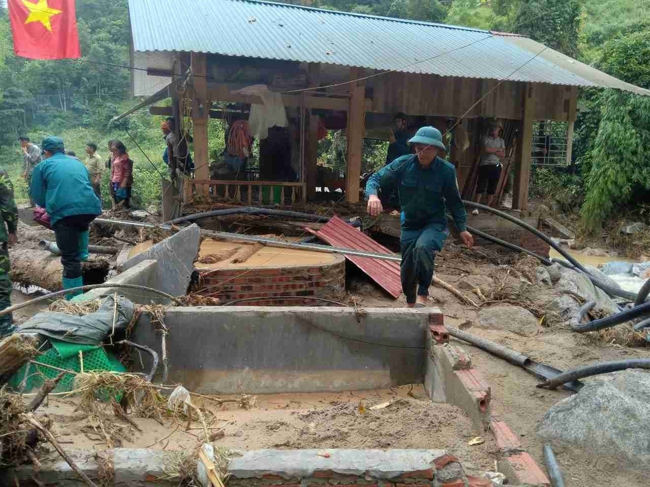 Nhiều căn nhà của người dân bị hư hỏng nặng nề sau lũ quét.