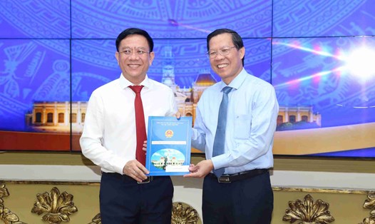 Chủ tịch UBND TPHCM Phan Văn Mãi trao quyết định cho tân Phó Giám đốc Sở Thông tin và Truyền thông TPHCM Nguyễn Ngọc Hồi.  Ảnh: T.Lê