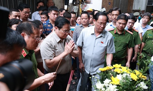  Thủ tướng Phạm Minh Chính thị sát hiện trường vụ cháy đặc biệt nghiêm trọng tại Hà Nội ngày 13.9. Ảnh: Hải Nguyễn
