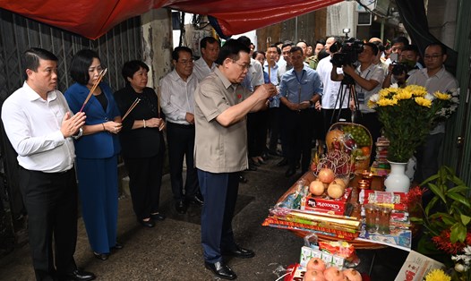 Chủ tịch Quốc hội Vương Đình Huệ cùng đoàn đại biểu đã thắp hương và dành một phút mặc niệm cho những nạn nhân xấu số. Ảnh: Hải Nguyễn
