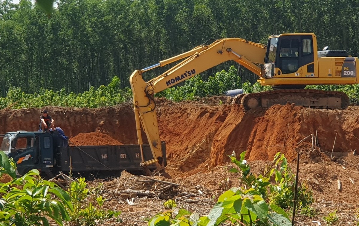 Sau khi có quyết định xử phạt, việc khai thác đất trái phép trên thửa đất của 1 hộ dân vẫn tiếp tục diễn ra. Ảnh: Hưng Thơ.