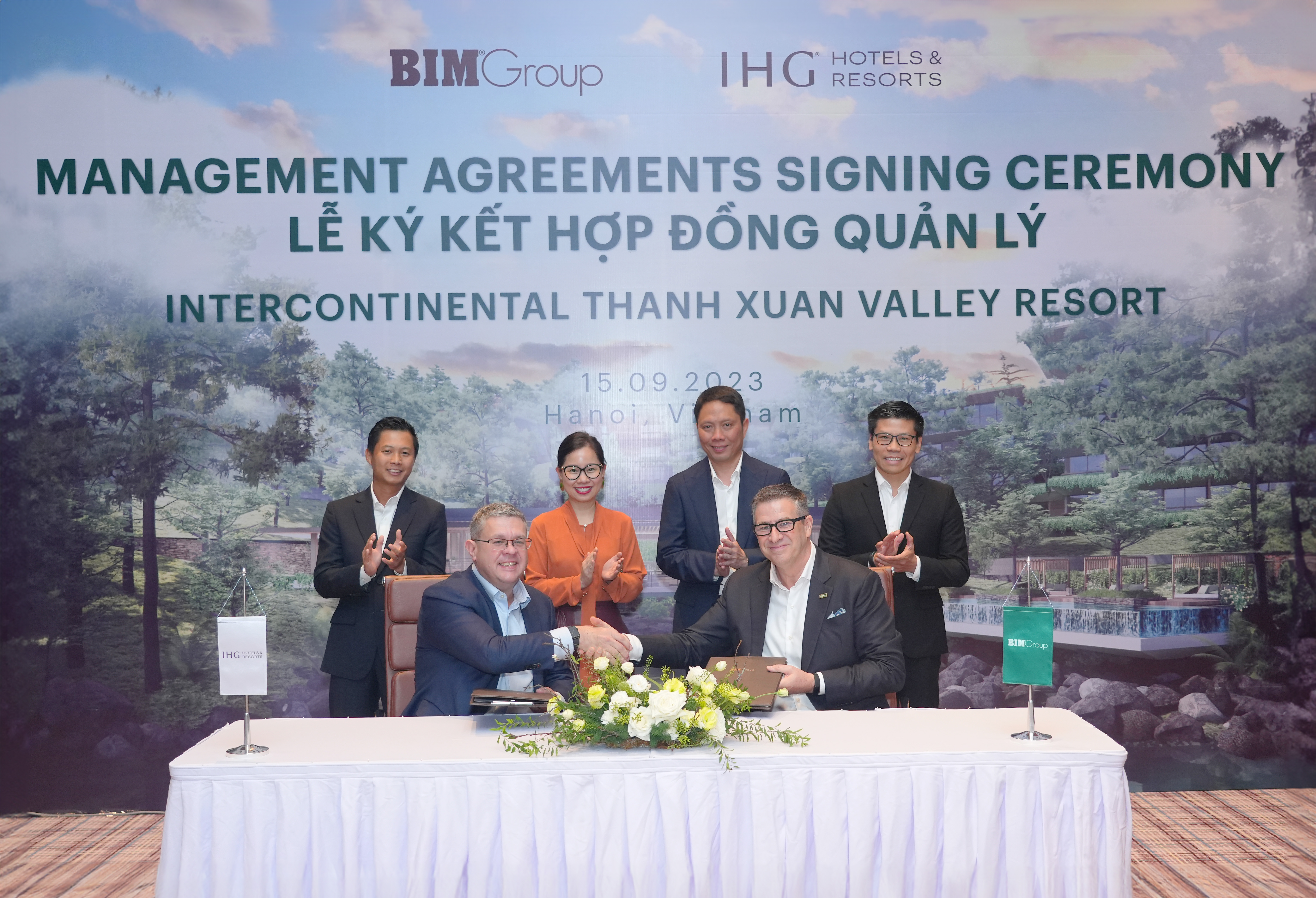 Ông Paul Cunningham đại diện IHG® Hotels & Resorts và ông Adam Riley đại diện BIM Group tại lễ ký kết. Thỏa thuận hợp tác được hoàn thành với sự tư vấn từ phía đối tác Ark Capital Partners. Ảnh: BIM 