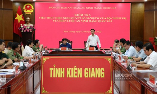 Ông Nguyễn Thanh Nhàn - Phó Chủ tịch UBND tỉnh Kiên Giang (đứng) phát biểu tại hội nghị. Ảnh: Tiến Dũng
