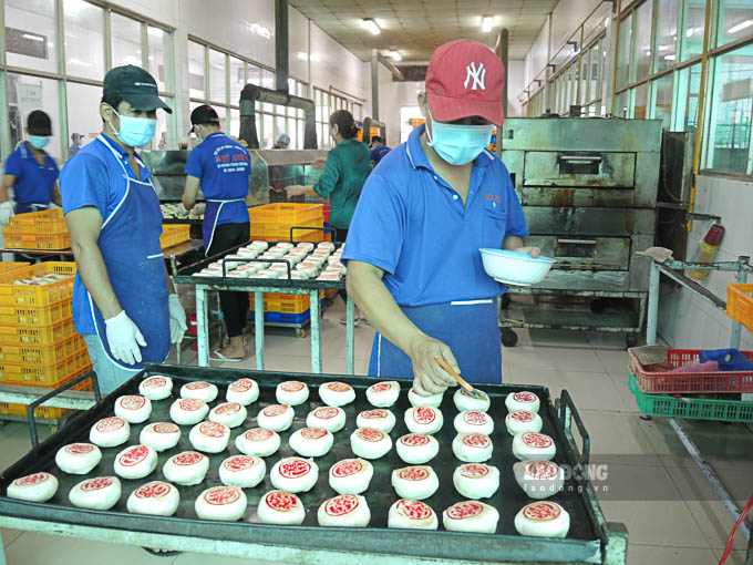 Các cơ sở sản xuất bánh Pía ở Sóc Trăng đang hi vọng những ngày sắp tới sức mua mặt hàng này sẽ có chiều hướng tăng. Ảnh: Phương Anh