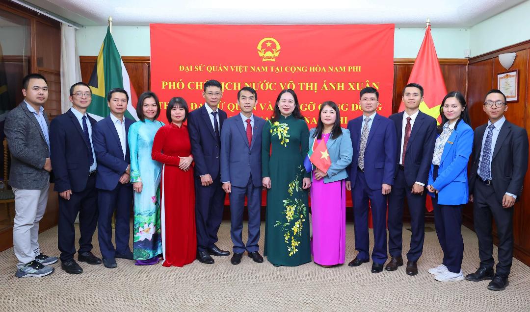 Phó Chủ tịch nước Võ Thị Ánh Xuân (giữa) gặp gỡ nhân viên Đại sứ quán và cộng đồng người Việt Nam tại Nam Phi. Ảnh: BNG