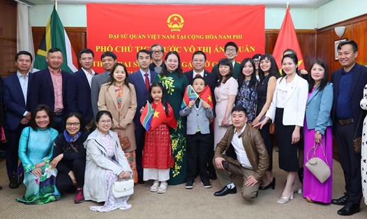 Phó Chủ tịch nước Võ Thị Ánh Xuân (giữa) gặp gỡ nhân viên Đại sứ quán và cộng đồng người Việt Nam tại Nam Phi. Ảnh: BNG
