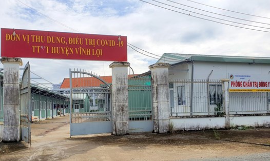 Cơ sở thu dung điều trị COVID-19 huyện Vĩnh Lợi, tỉnh Bạc Liêu bỏ không, xuống cấp nhanh do xây dựng tiền chế. Ảnh: Nhật Hồ