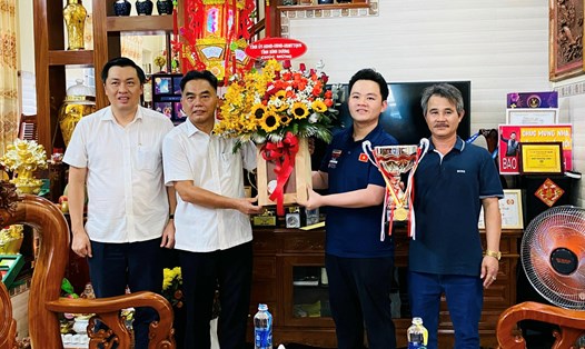  Ông Nguyễn Lộc Hà  thay mặt lãnh đạo tỉnh Bình Dương tặng hoa và quà chúc mừng nhà vô địch thế giới Bao Phương Vinh tại nhà riêng. Ảnh: Sở VHTTDL Bình Dương 