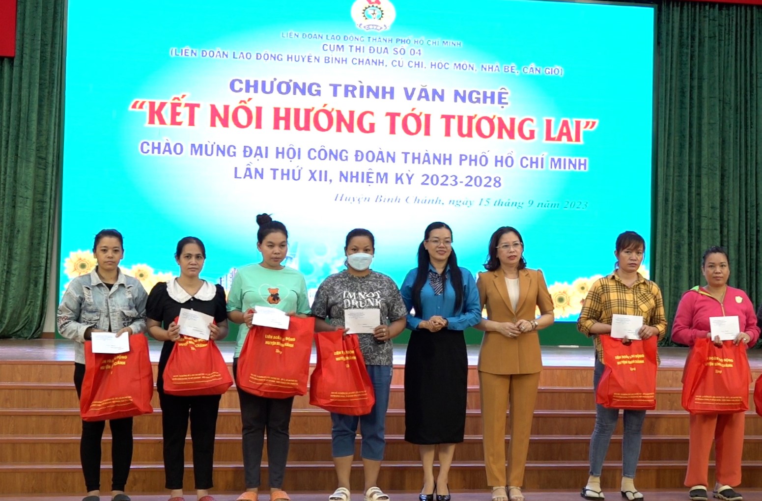 Những phần quà được trao tặng cho công nhân lao động khó khăn bị ngừng việc. Ảnh: Huỳnh Phương