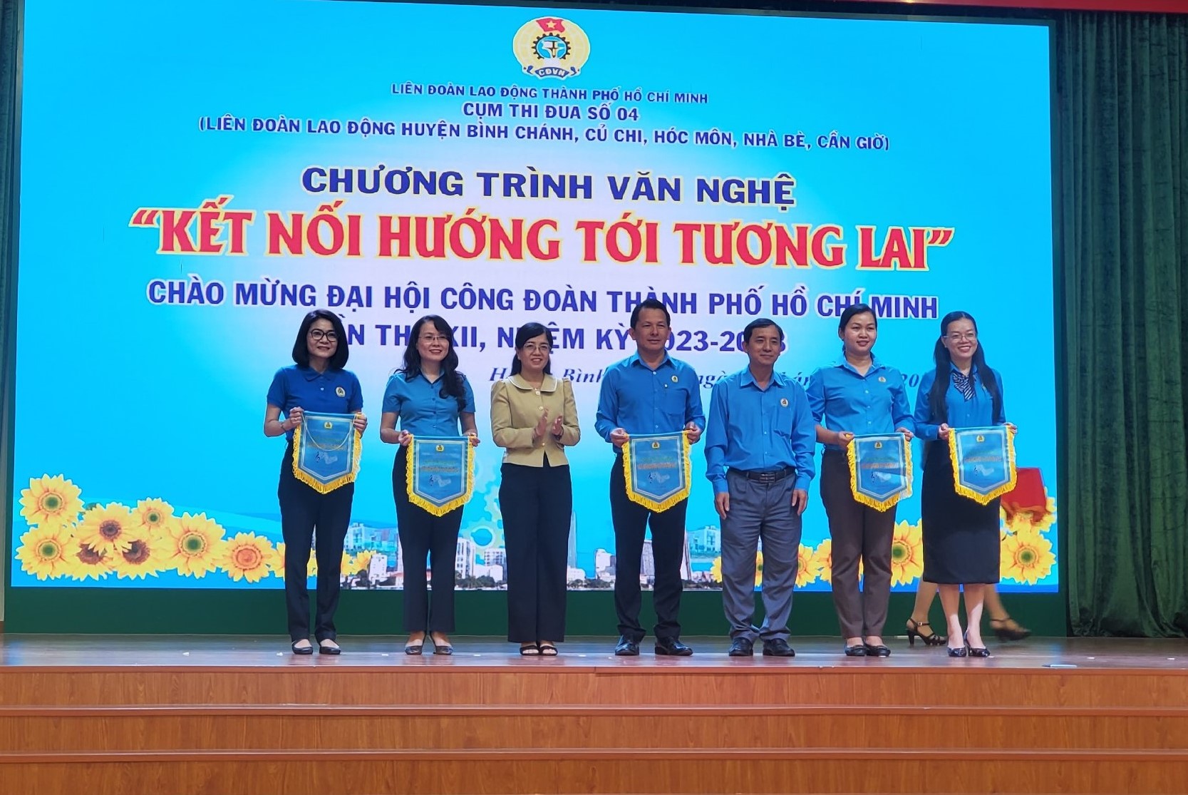 Ông Huỳnh Văn Tuấn - Ủy viên Ban Thường vụ, Trưởng Ban Tuyên giáo LĐLĐ TPHCM trao cờ lưu niệm cho các đơn vị. Ảnh: Huỳnh Phương