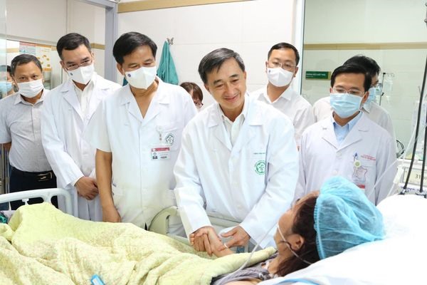 Thứ trưởng Bộ Y tế Trần Văn Thuấn thăm, trao quà động viên bệnh nhân nặng trong vụ cháy chung cư mini. Ảnh: Hương Giang