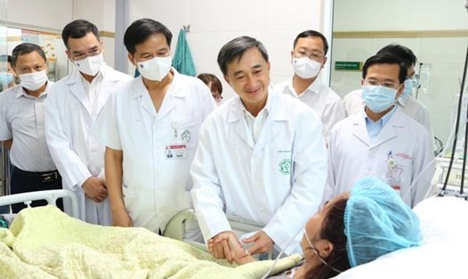 Thứ trưởng Bộ Y tế Trần Văn Thuấn thăm, trao quà động viên bệnh nhân nặng trong vụ cháy chung cư mini. Ảnh: Hương Giang