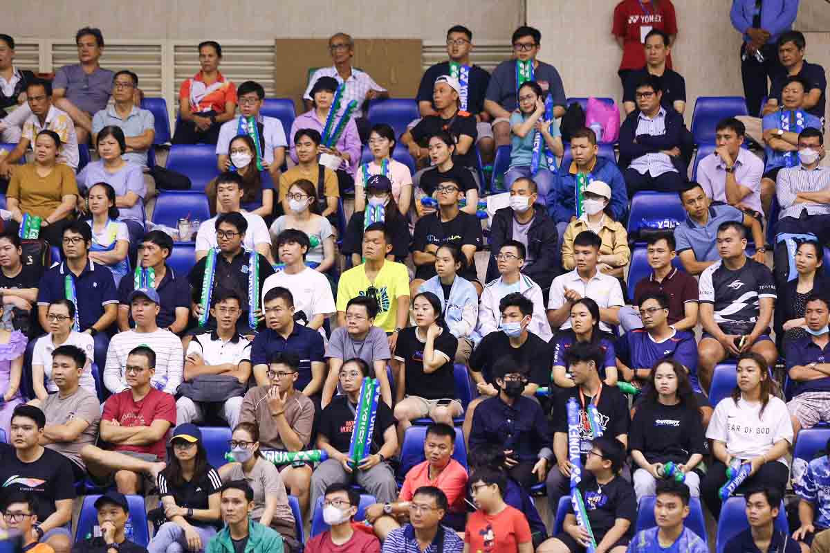 Hàng trăm khán giả đã có mặt ở nhà thi đấu Nguyễn Du (Quận 1) để cổ vũ Thuỳ Linh thi đấu tứ kết.