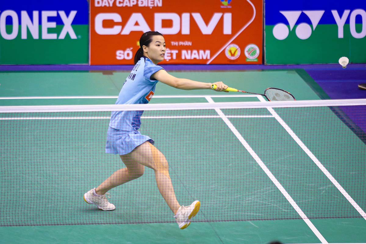 Nguyễn Thùy Linh sớm tạo được ưu thế dẫn điểm ở ván đầu tiên. Nữ tay vợt số 1 Việt Nam dẫn 5-3, 13-8, 17-9,… trước khi giành chiến thắng chung cuộc set đấu này 21-11.