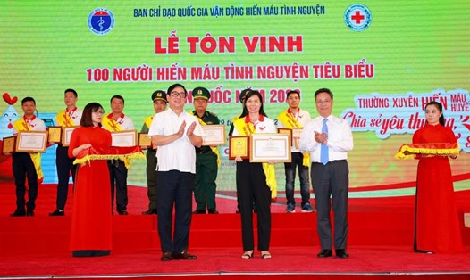 Cô giáo Chu Thị Bích Thảo - đoàn viên CĐCS Trường Mầm non Ninh Phong - được tôn vinh tại “Lễ tôn vinh 100 người hiến máu tiêu biểu toàn quốc năm 2023”. 
Ảnh: NVCC