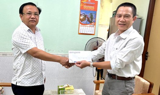 Chủ tịch Công đoàn Công ty Điện lực Đà Nẵng Trần Đình Lành (bên trái) trao hỗ trợ cho đoàn viên. Ảnh: CĐ ĐLVN